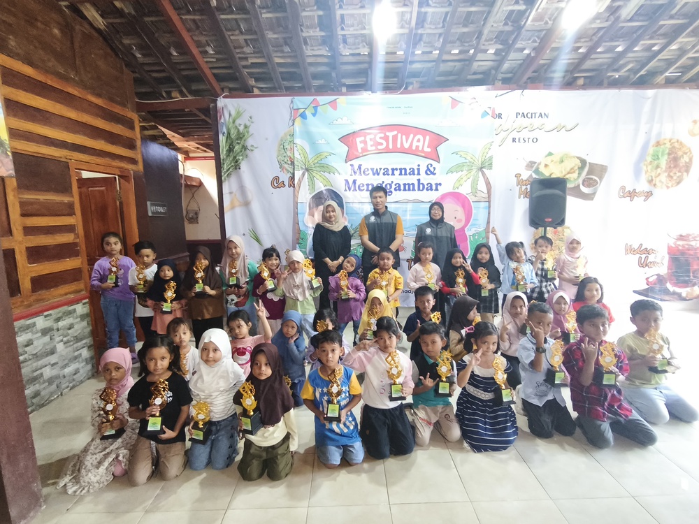 Penyerahan apresiasi terhadap peserta festival mewarnai dan menggambar di Kemadjoean Resto di Pantai Door Lingkungan Kebon, Kelurahan Ploso, Kabupaten Pacitan, Jawa Timur. Foto: Cris