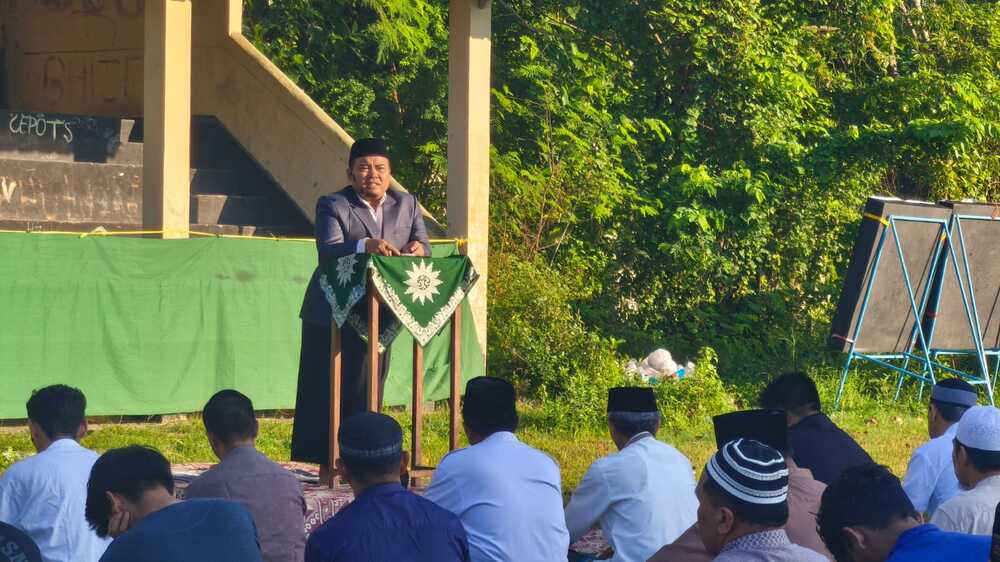 Margianto, SAg., MA, saat menyampaikan Khutbah Idul Adha 1446 H di Lapangan Kopertis V Bumijo Yogyakarta. Foto: Cris