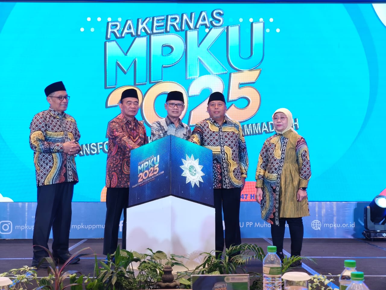 Haedar Nashir melaunching PT Mentari Medika Indonesia dan SehatMu dalam Rakernas MPKU PP Muhammadiyah tahun 2025. Foto: Cris