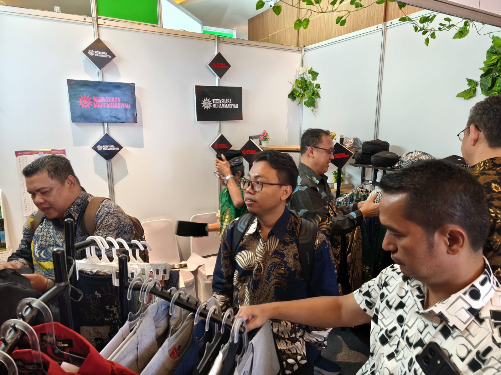Peserta Rakernas MPKU 2025 mengunjungi stand Toko Suara Muhammadiyah. Foto: Cris