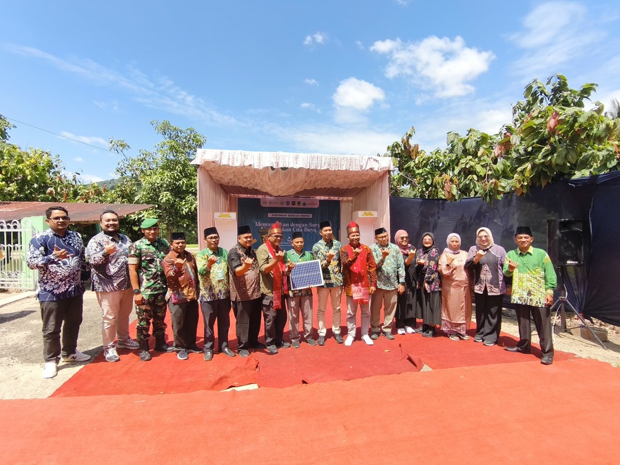 Penyerahan PLTS di Masjid Buya Syafii Maarif Sumpur Kudus, Sijunjung, Sumatera Barat. Foto: Cris