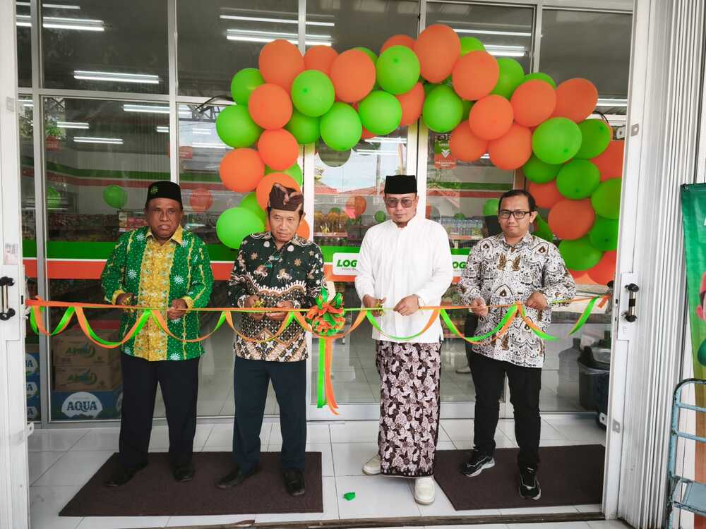 Peresmian Logmart Trowono Versi Premium oleh Direktur Utama PT Syarikat Cahaya Media / Suara Muhammadiyah Deni Asy'ari, MA., Dt Marajo. Foto: Cris