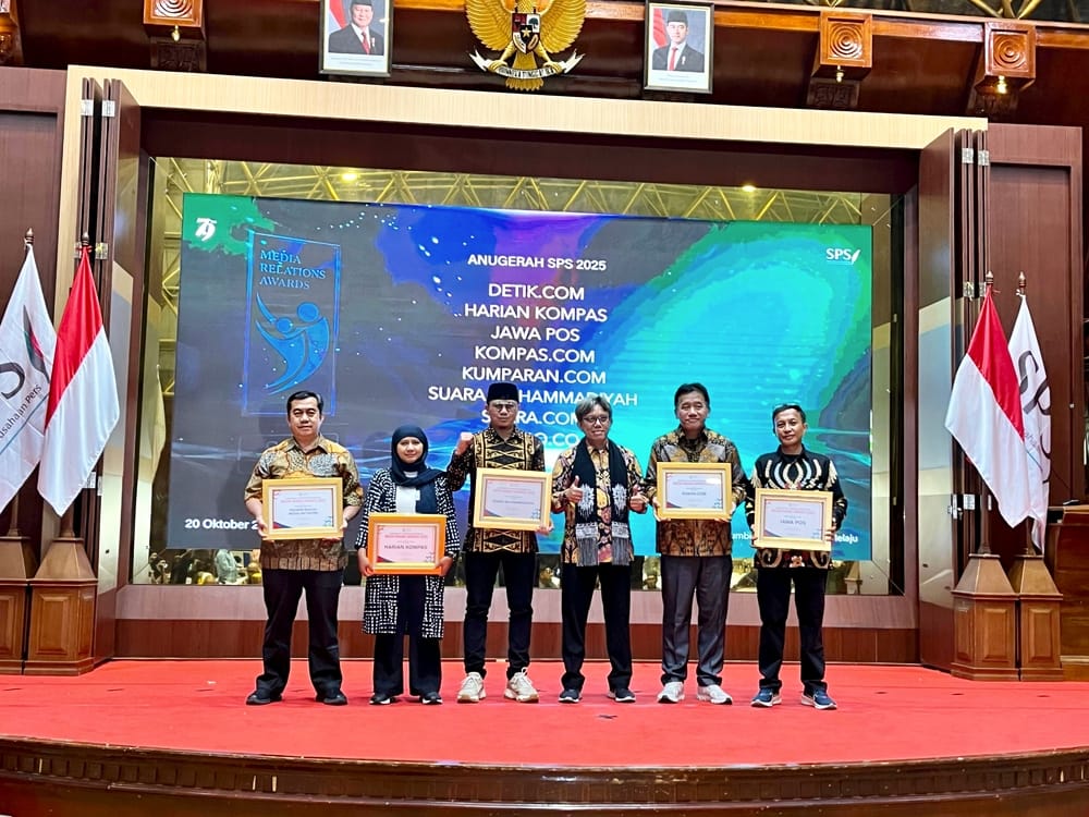 Deni Asy'ari, MA., Dt Marajo saat menerima penghargaan dari Serikat Perusahaan Pers sebagai Media Brand Awards 2025 di Anjong Mon Mata Banda Aceh, Jepakeh, Peunti, Baiturrahman, Kota Banda Aceh, Aceh, Senin (20/10). Foto: Aris