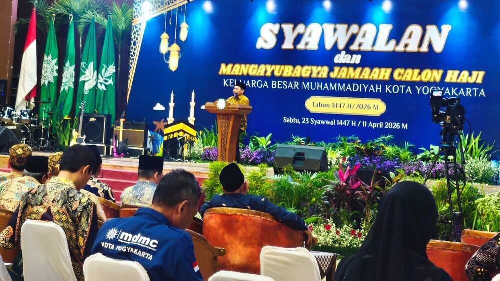 Dr Nur Kholis, SAg., MAg, saat menyampaikan tausiah syawalan di Sportorium Universitas Muhammadiyah Yogyakarta. Foto: Cris