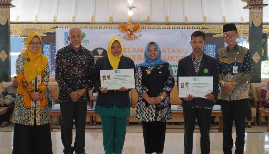 Perwakilan Mahasiswa UNISA menerima beasiswa JPS Kabupaten Sleman