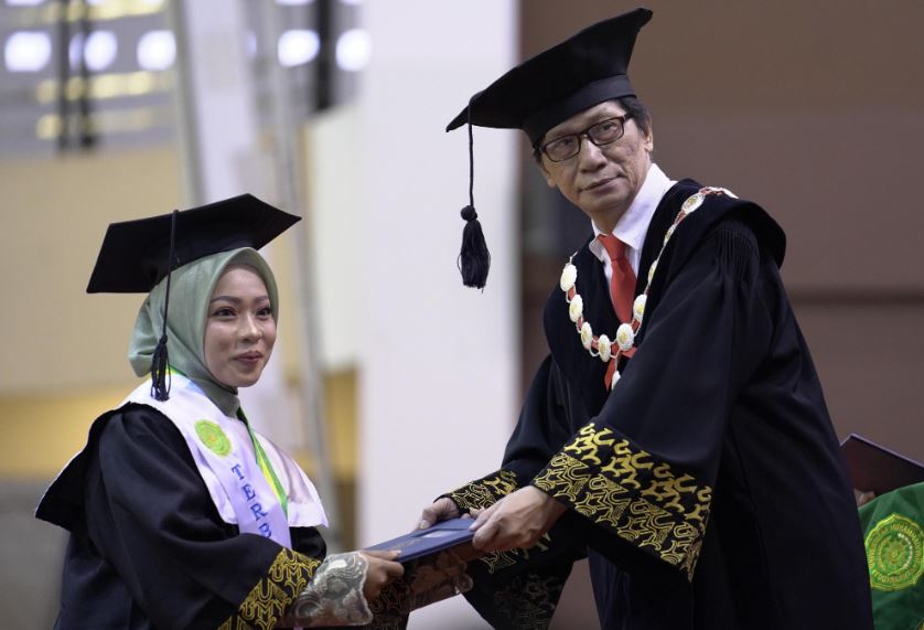 Aida Nur Fathiyah saat prosesi wisuda oleh Rektor dan Wakil Rektor UMY