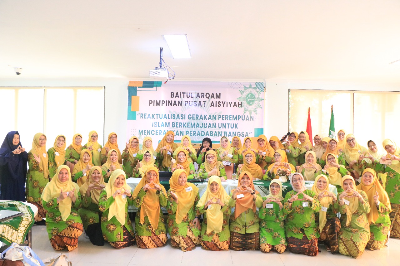 Peserta melakukan grup foto dengan pose bergembira mengikuti Baitul Arqam 'Aisyiyah
