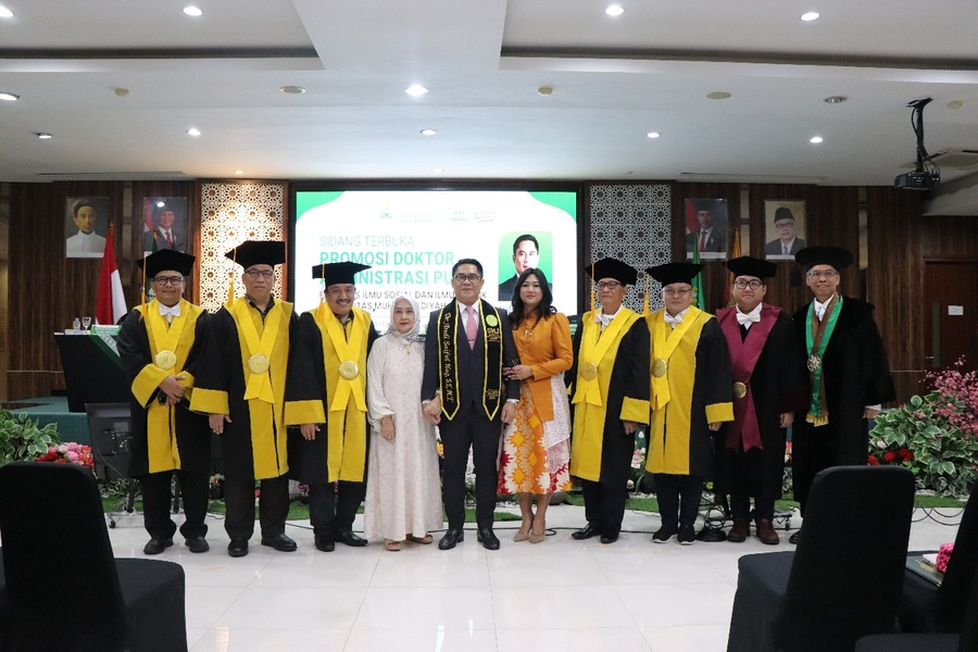 Andi Saiful Haq (tengah) berfoto bersama setelah acara sidang terbuka promosi doktor Promosi Doktor Program Studi Doktor Administrasi Publik FISIP UMJ  di Auditorium Kasman Singodimedjo FISIP UMJ, Selasa (20052025) (Foto Dok. FISIP)