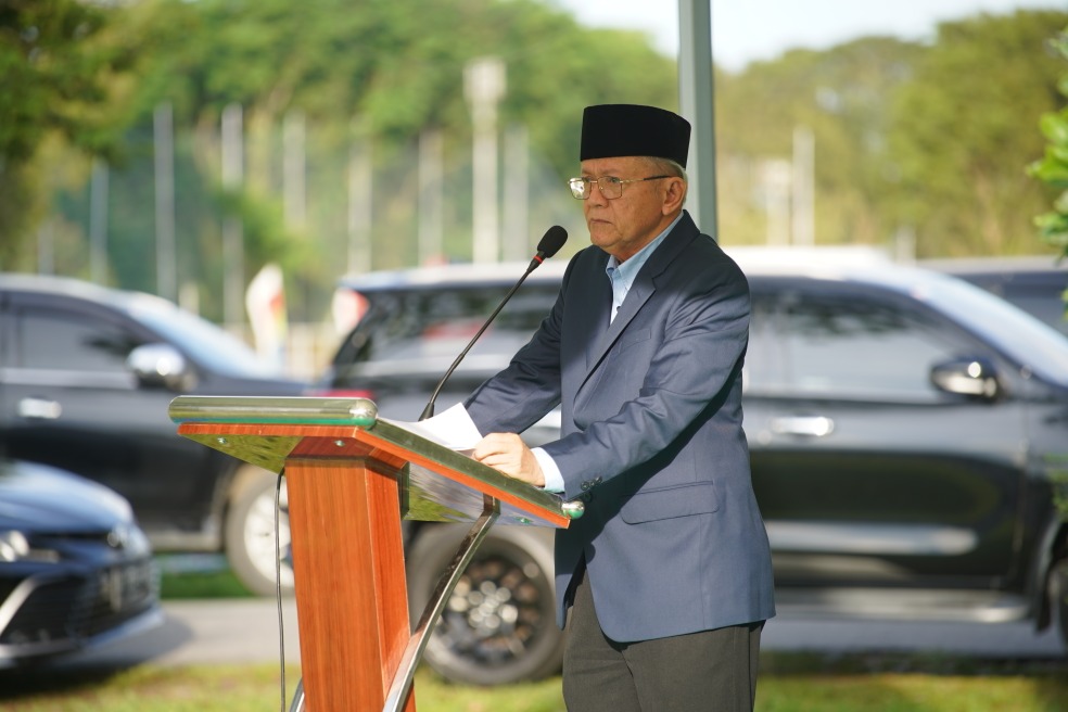 Dr H Anwar Abbas, MM., MAg saat menyampaikan Khutbah Idul Adha 1446 H di Kompleks Perumahan Pertamina Balikpapan, Kalimantan Timur, Jumat (6/6)