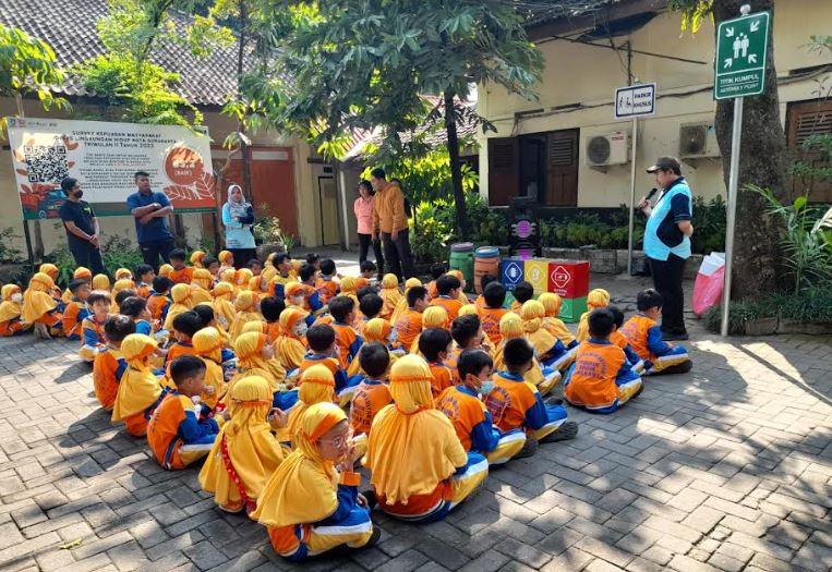 Siswa SD Muh PK Kottabarat Surakarta antuasias belajar mengelola sampah
