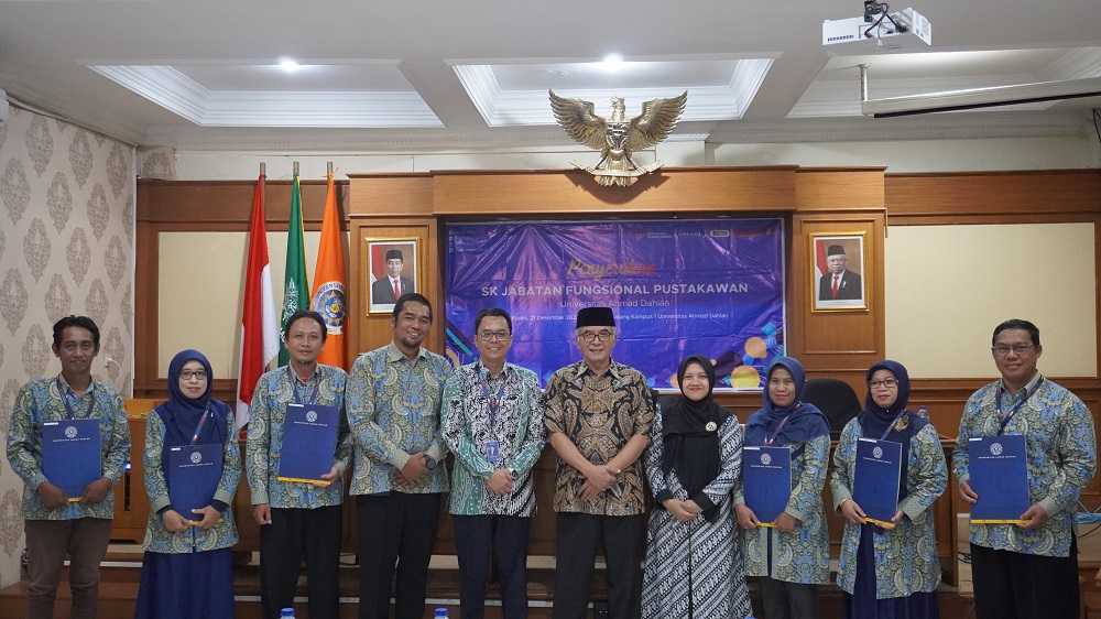 Ketua BPH dan Wakil Rektor, bersama para pustakawan UAD