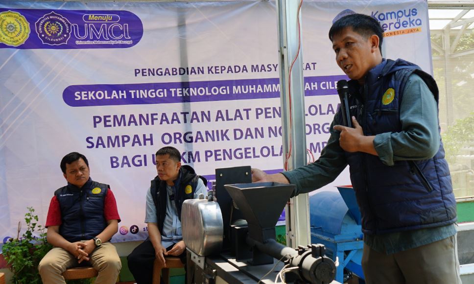 Demonstrasi Alat Extruder sebagai pengolah Sampah Non Organik (Plastik)