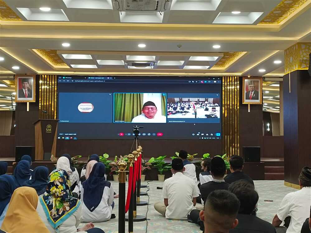 Direktur Utama PT Syarikat Cahaya Media/Suara Muhammadiyah Deni Asy'ari, MA., Dt Marajo saat menyampaikan arahan dan wejangan kepada karyawan PT SCM/SM. Foto: Riz