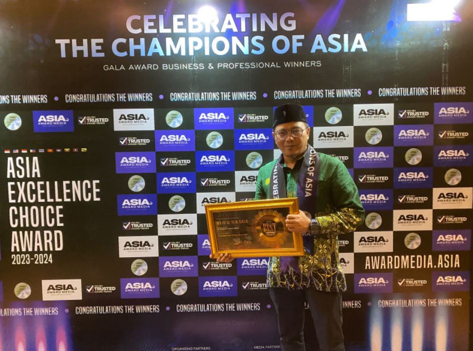 Direktur Utama PT Syarikat Cahaya Media / Suara Muhamamdiyah Deni Asy’ari, MA Dt Marajo menerima penghargaan  khusus Best of Entrepreneur Winner 2023
