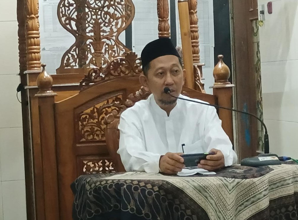 Ust.Ibu Hasan saat menyampaikan kajian bakda subuh