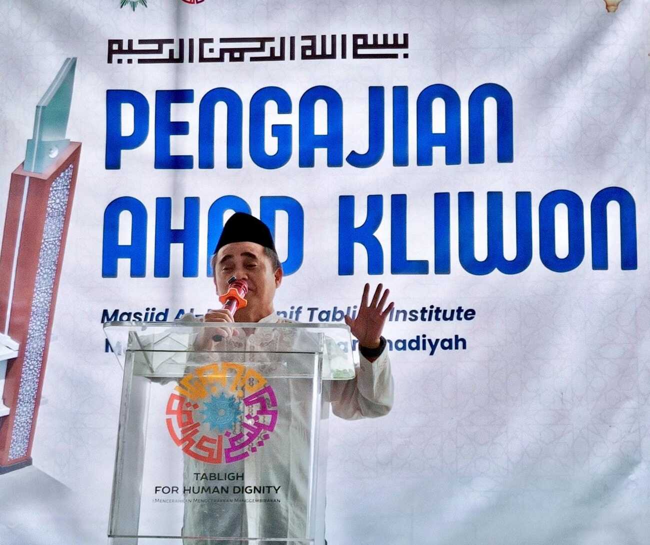 Dr KH Tafsir, MAg saat menyampaikan Pengajian Ahad Kliwon di Tabligh Institute. Foto: Cris