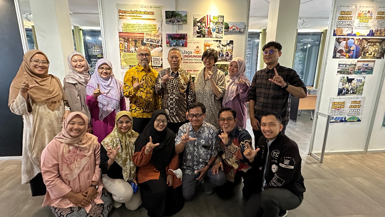 Prof. Syafiq A Mughni, Ketua PP Muhammadiyah, Advisor Program Eco Bhinneka Muhammadiyah, mengunjungi Pameran Eco Bhinneka Muhammadiyah pada acara Green Campus Blue Seminary (GCBS) di Sekolah Tinggi Filsafat Theologi (STFT) Jakarta, 22 September 2025.