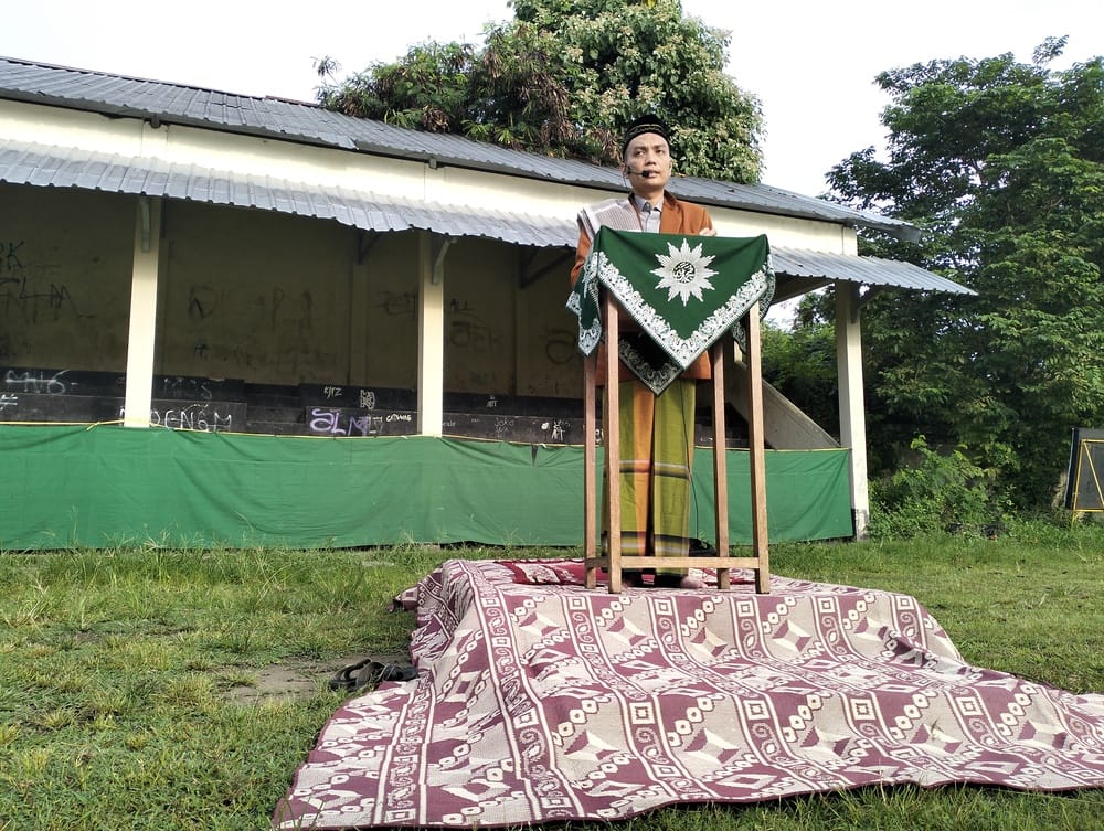 Anggota Majelis Tabligh PWM DIY Dr Eko Harianto, SSosI., MSi saat menyampaikan khutbah Idul Fitri di Lapangan Kopertis Bumijo Yogyakarta. Foto: Cris