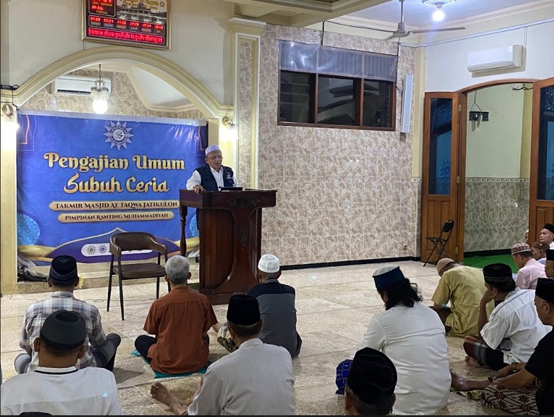 KH Fathurrahman Kamal, Lc., MSI saat pengajian umum subuh ceria di Masjid At-Taqwa Jatikulon, Kudus, Jawa Tengah, Ahad (28/9)