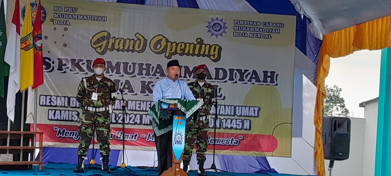 etua Pimpinan Pusat Muhammadiyah dr H Agus Taufiqurrahman, SpS., Mkes saat menyampaikan amanat Grand Opening RS PKU Muhammadiyah Boja, Kendal, Jawa Tengah