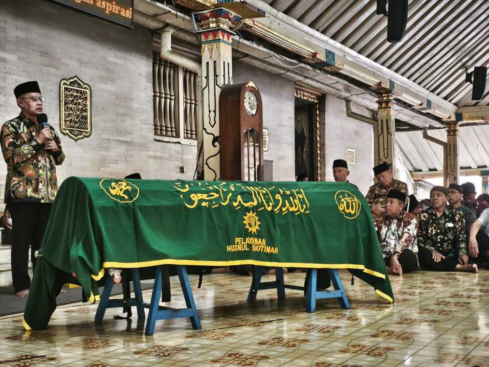 Haedar Nashir melepas Jenazah A Rosyad Soleh di Masjid Gedhe Kauman Yogyakarta. Foto: Cris