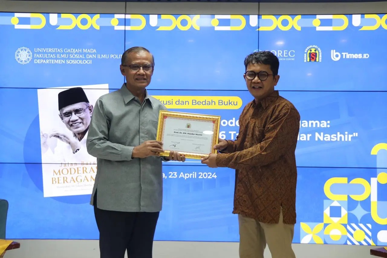 Haedar Nashir menerima tanda Anggota Kehormatan Ikatan Sosiologi Indonesia (23/4).