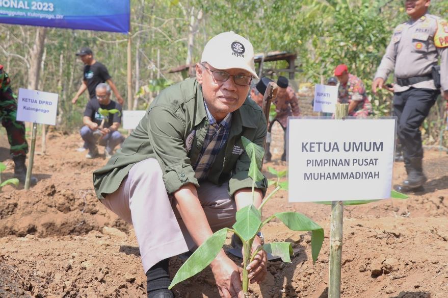 Haedar Nashir menanam di Hari Tani Nasional Dok MPM