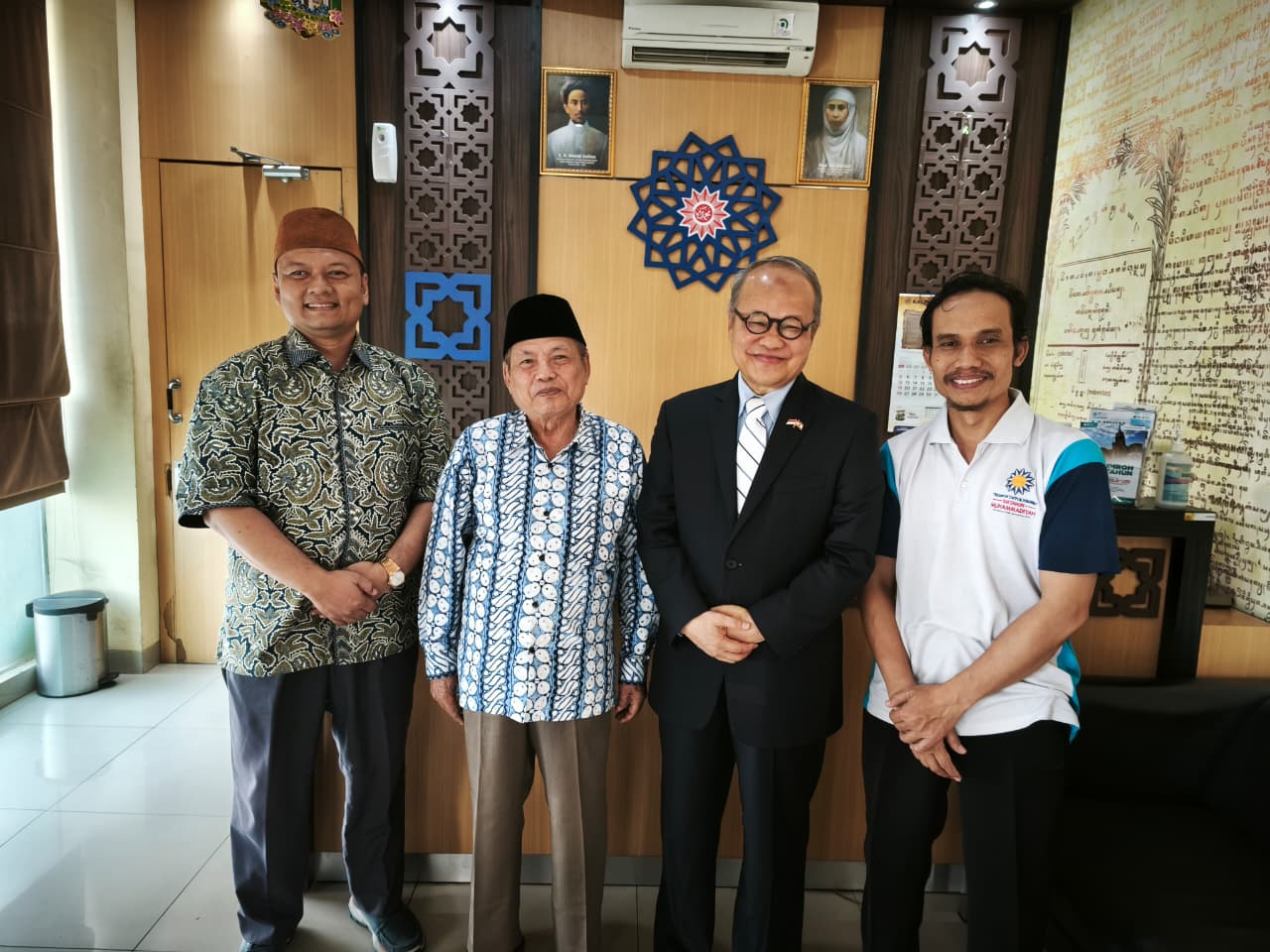 Drs H Hajriyanto Y Thohari, MA berkunjung ke Suara Muhammadiyah didampingi (dari kiri ke kanan: Prof Dr H Robby Habiba Abror, MHum, HM Muchlas Abror, dan Isngadi Marwah Atmadja). Foto: Cris