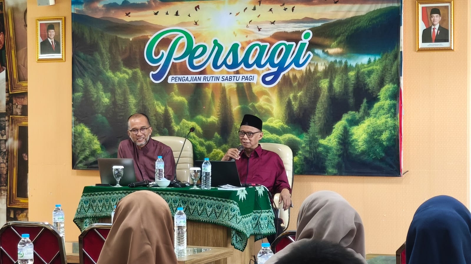 Muhammad Hamdi dan Muhsin Hariyanto sebagai narasumber di Pelatihan kerjasama tim unit bisnis PT Syarikat Cahaya Media / Suara Muhammadiyah. Foto: Cris