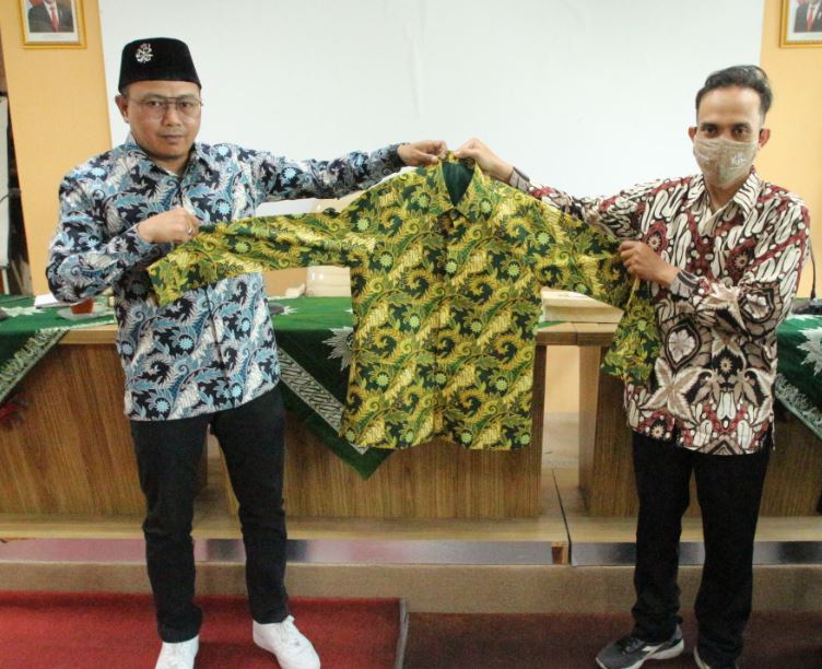 Direktur PT Syarikat Cahaya Media / Suara Muhamamdiyah Deni Asy’ari, MA Dt Marajo dan Direktur Media dan Publikasi Suara Muhammadiyah Isngadi Marwah Atmadja menunjukkan Batik Milad Muhammadiyah ke-111 yang dilaunching