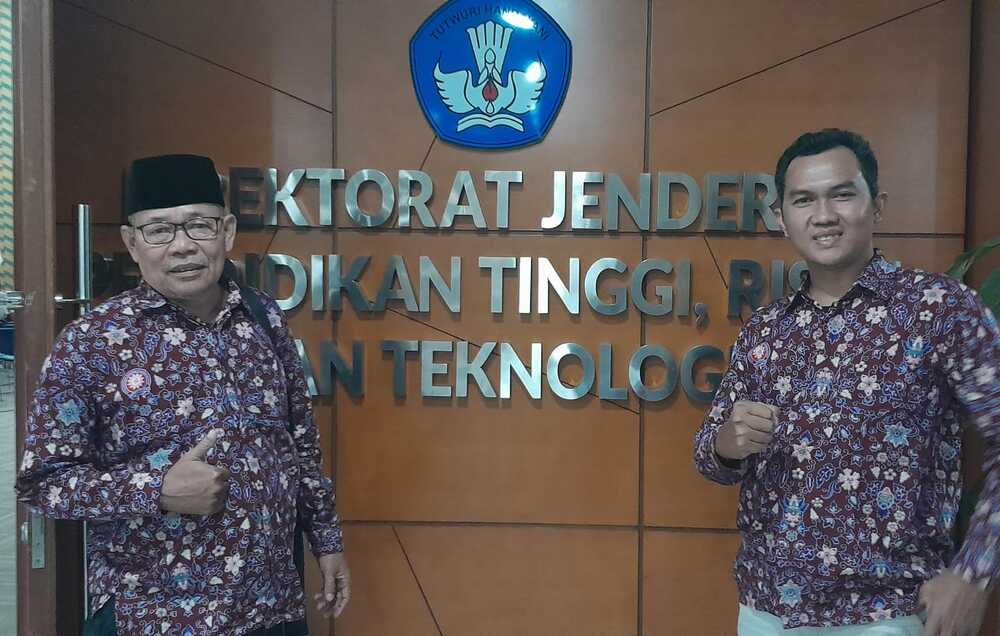 Foto bersama ketua BPH STIKes Muhammadiyah Tegal dan Hendra Apriyadi