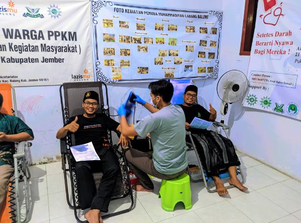 Warga mengikuti Donor Darah yang digelar PCPM Balung bekerja sama dengan PMI Jember