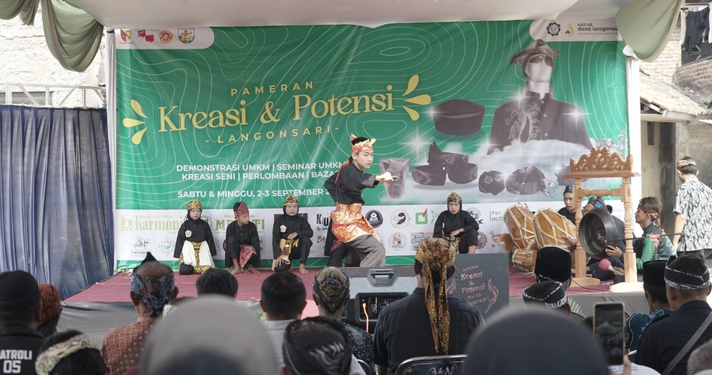 Tim KKN Reguler dan Non Reguler 03 UM Bandung sukses mengadakan pameran