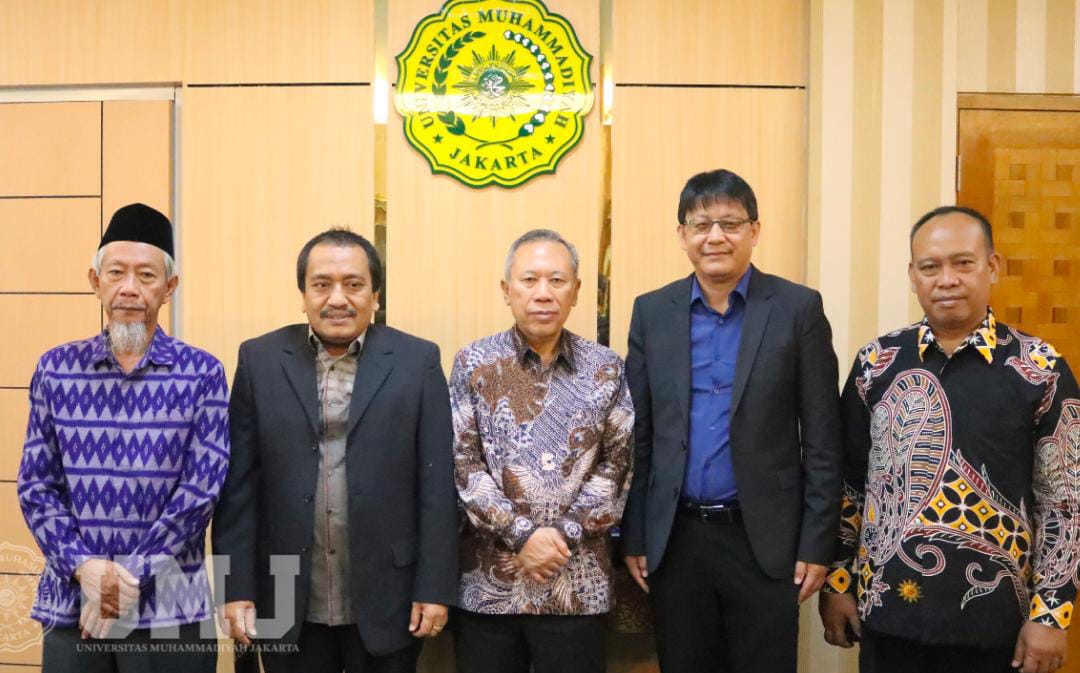 Dr. Saad Ibrahim, MA., Prof. Ma'mun Murod, Prof. Syafiq Mughni, Prof. Haiyun Ma, dan Endang Zakaria, MA., seusai pertemuan di Ruang Rektor Gedung Muhammadiyah Civilization Centre, Rabu (17/01/2024)