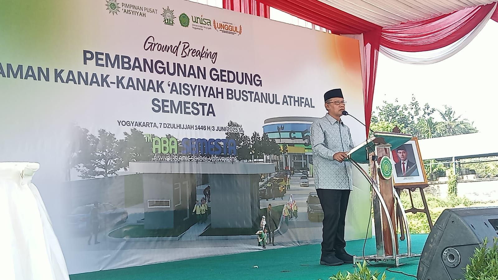 Ketua Umum Pimpinan Pusat Muhammadiyah Prof Dr Haedar Nashir MSi saat memberikan sambutan dalam acara ground breaking pembanguan TK ABA Semesta di Bodeh, Kabupaten Sleman (3/6).