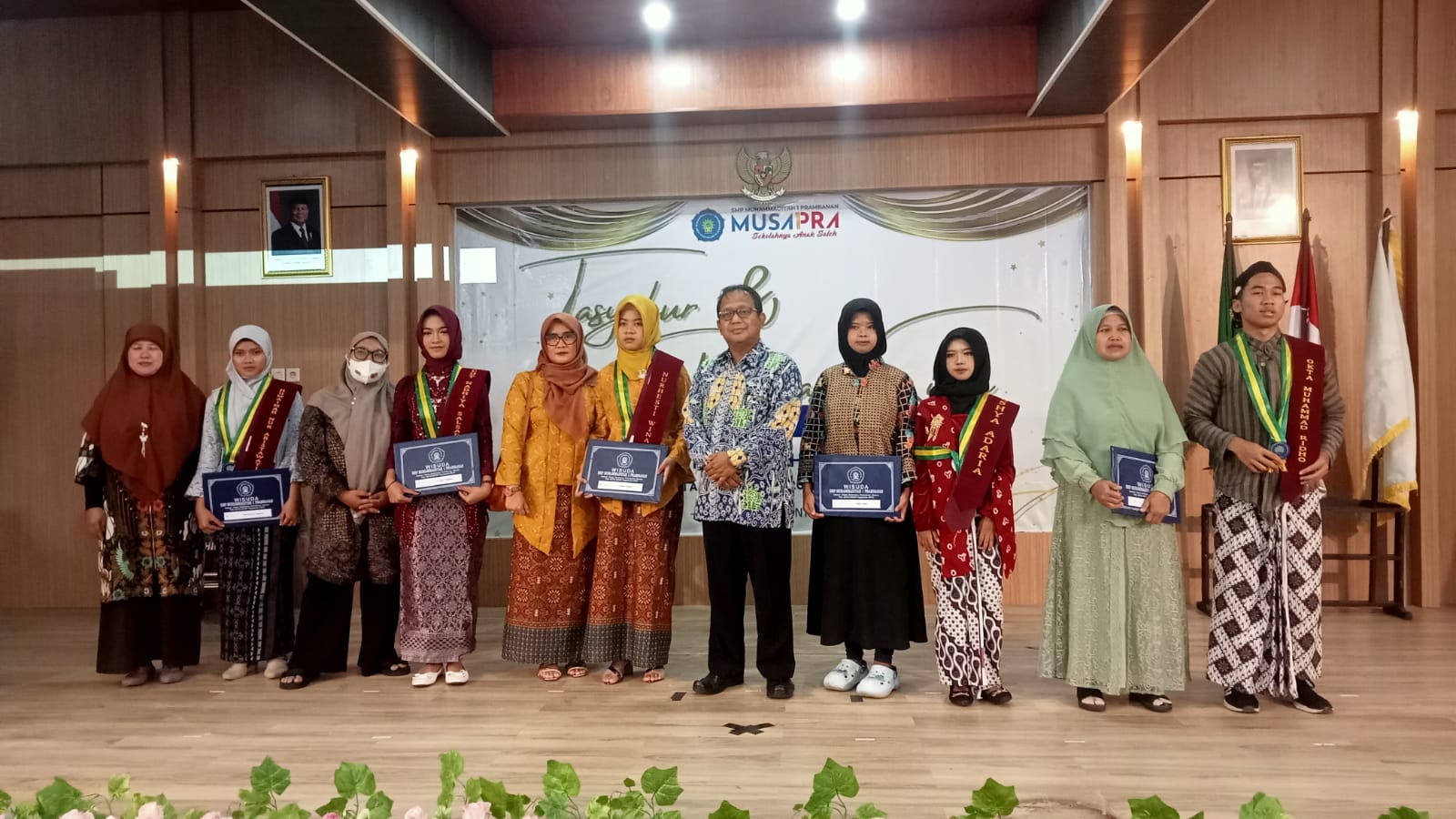 Wisudawan terbaik MUSAPRA berfoto bersama Ketua Majelis Dikdasmen PNF PDM Sleman H. Surakhmad, S.Pd beserta para orang tua siswa (11/6).