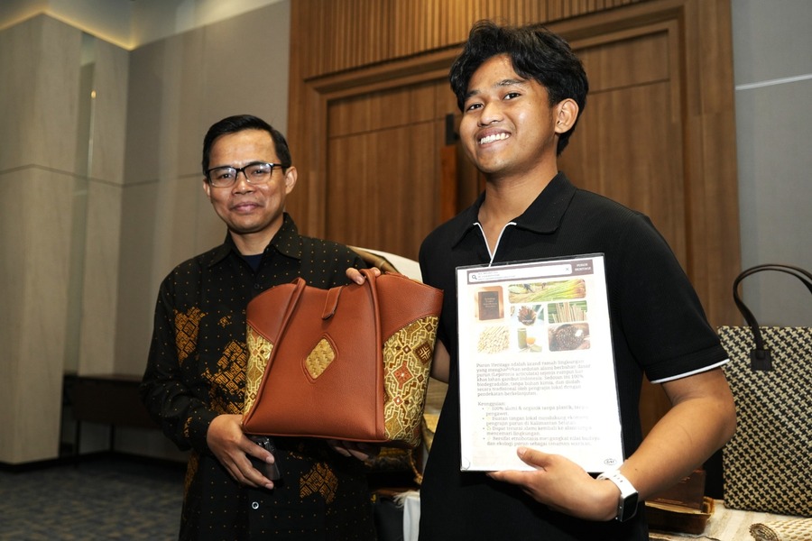 Fadhil Ihsan, menunjukkan hasil inovasinya dalam pembuatan tas modern dengan akses anyaman dari tanaman purun