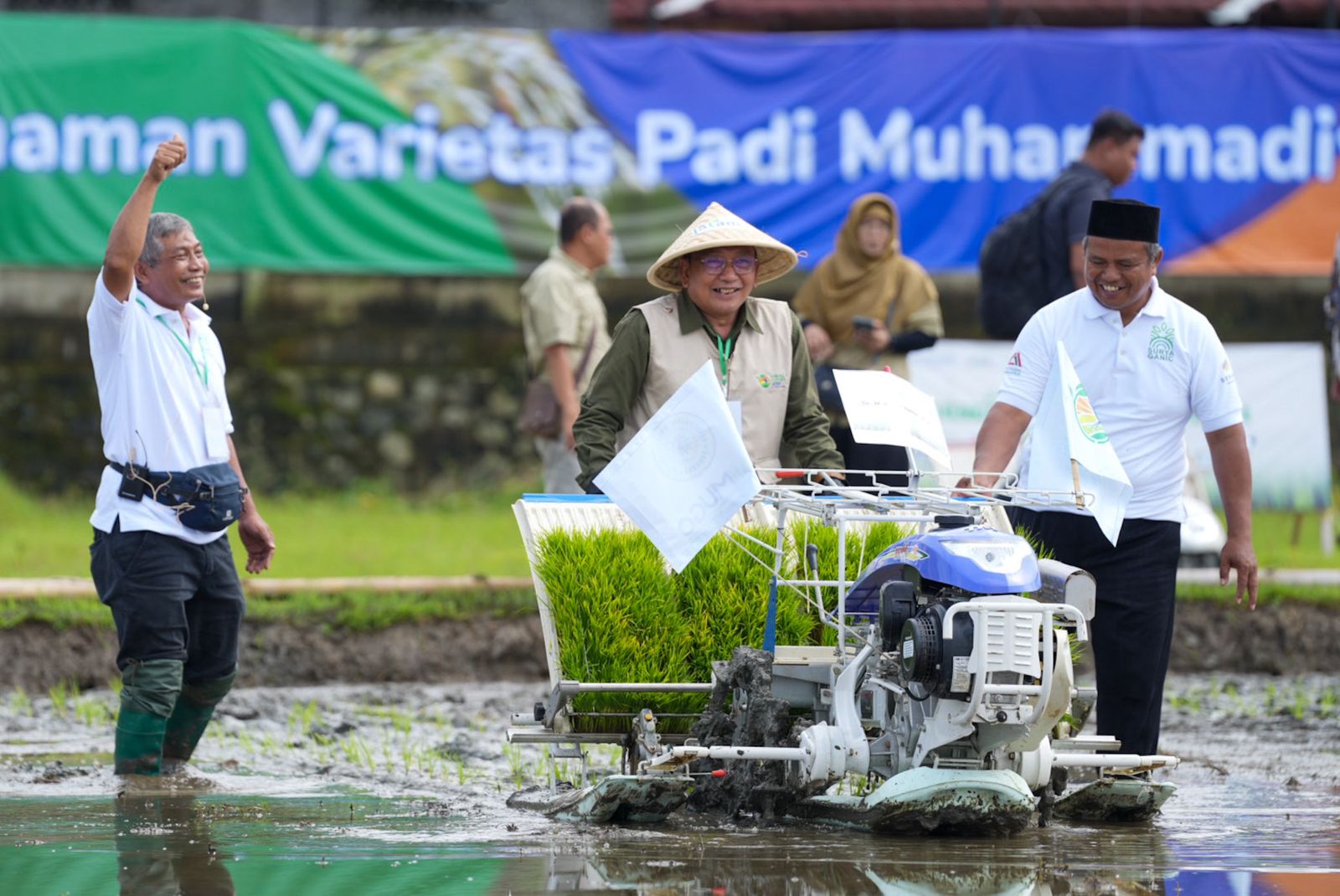 Ketua MPM PP Muhammadiyah Nurul Yamin dalam simbolis penanaman padi varietas unggul di UNIMUGO (20/9).