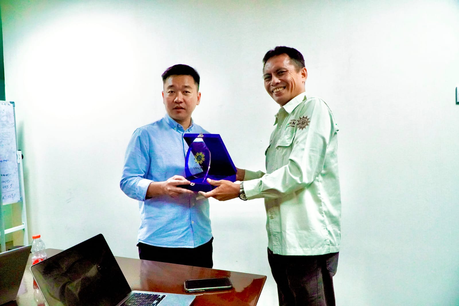 Ketua LP-UMKM PWM Jateng memberikan plakat cinderamata kepada CEO VGreen Indonesia, 10/06/2026.