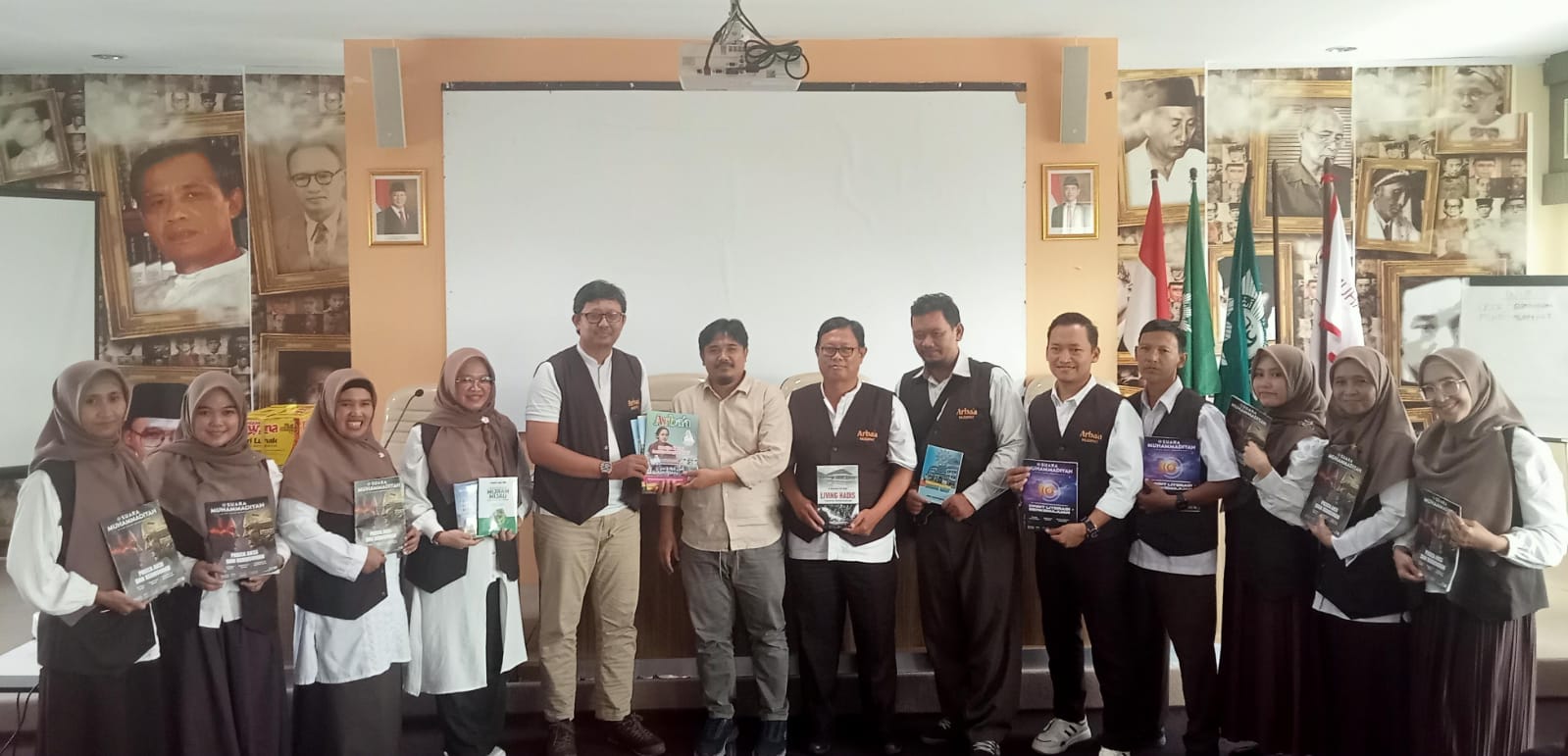 Kunjungan para guru SD Muhammadiyah 4 Pucang di Grha Suara Muhammadiyah (25/6).