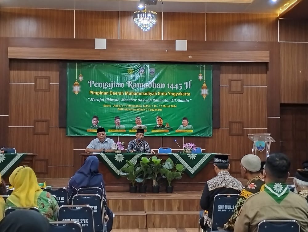 Ketua Pimpinan Wilayah Muhammadiyah DIY Dr H Muhammad Ikhwan Ahada, SAg., MA saat mengisi kajian di Pengajian Ramadan Pimpinan Daerah Muhammadiyah Kota Yogyakarta. Foto: Cris