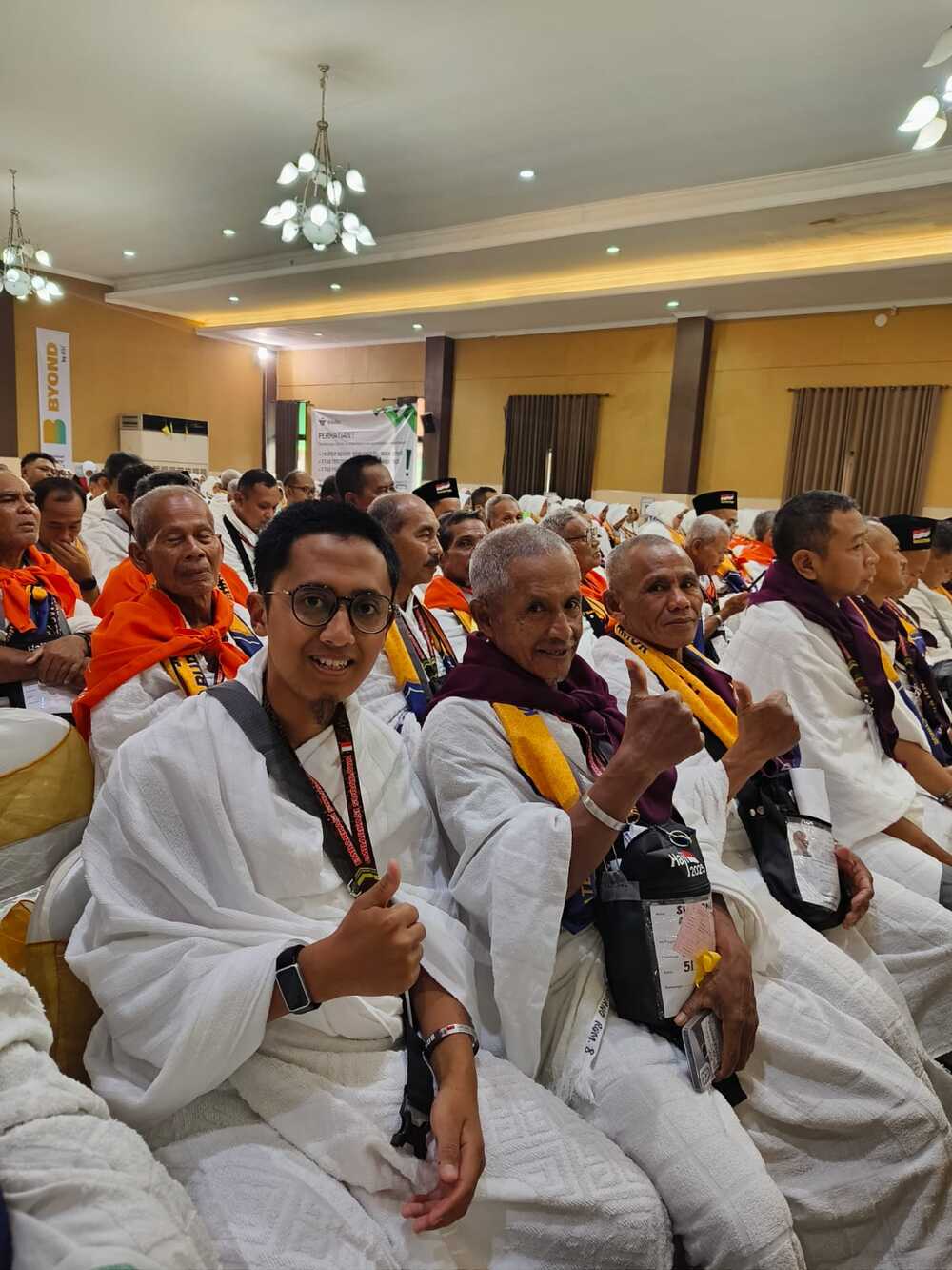 Ryan (kiri) bersama jamaah embarkasi Surabaya. Foto Istimewa