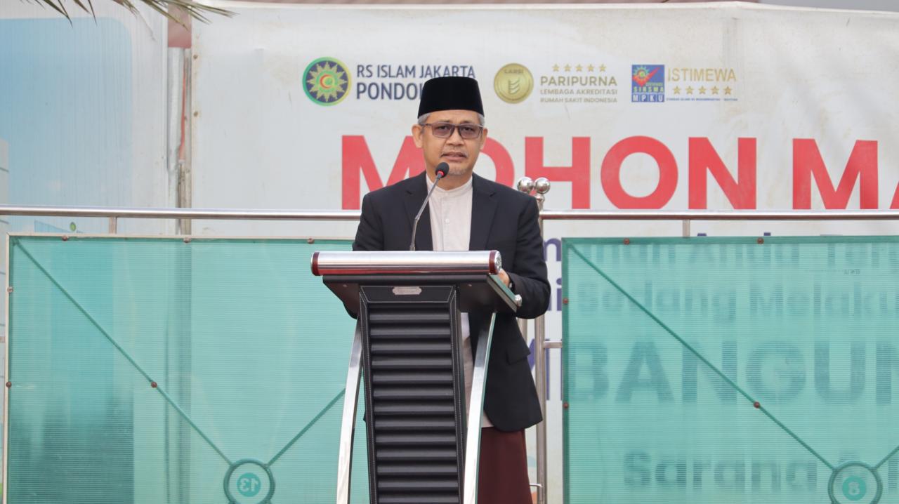 Muhammad Izzul Muslimin, SIP saat menyampaikan Khutbah Idul Adha 1446 H di Halaman Rumah Sakit Islam Jakarta Pondok Kopi, Jakarta Timur.