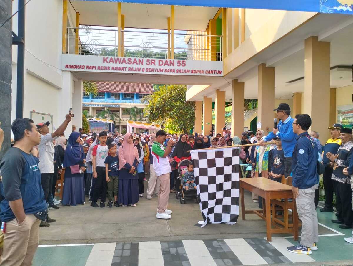 Sekretaris Daerah Kabupaten Sleman Drs Susmiarto, MM melepas peserta jalan sehat.. Foto: Cris