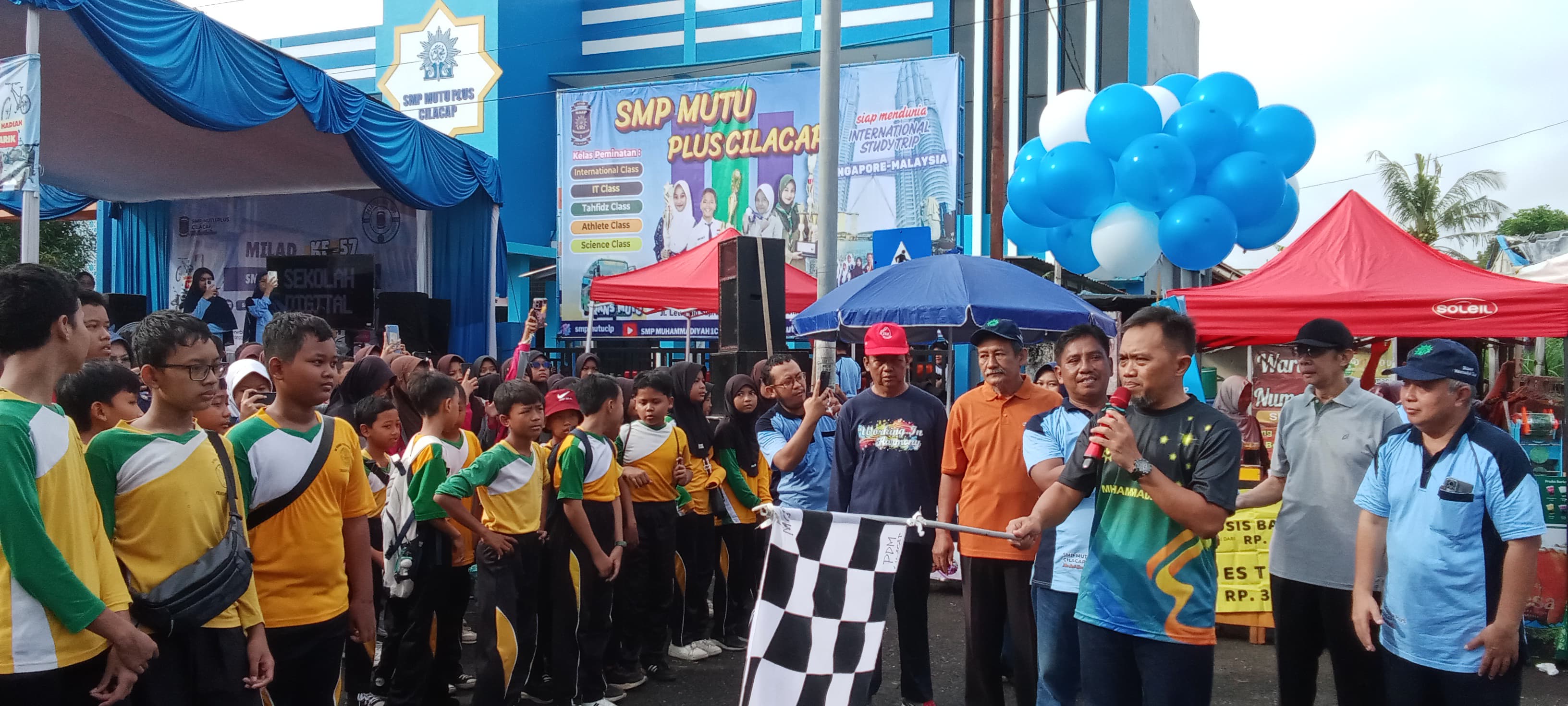 SMP Muhammadiyah 1 (Mutu) Plus Cilacap adakan jalan sehat.