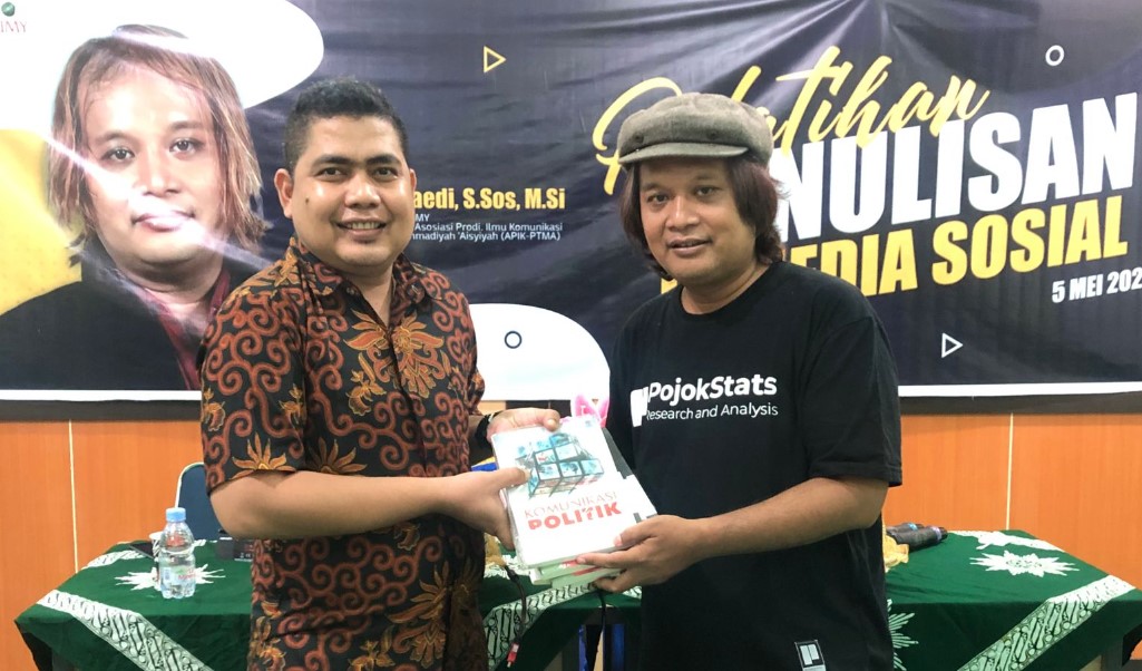 Pembicara pelatihan, Fajar Junaedi bersama dengan Harry Fajar Maulana, ketua Program Studi Ilmu Komunikasi UM Buton. Foto Istimewa