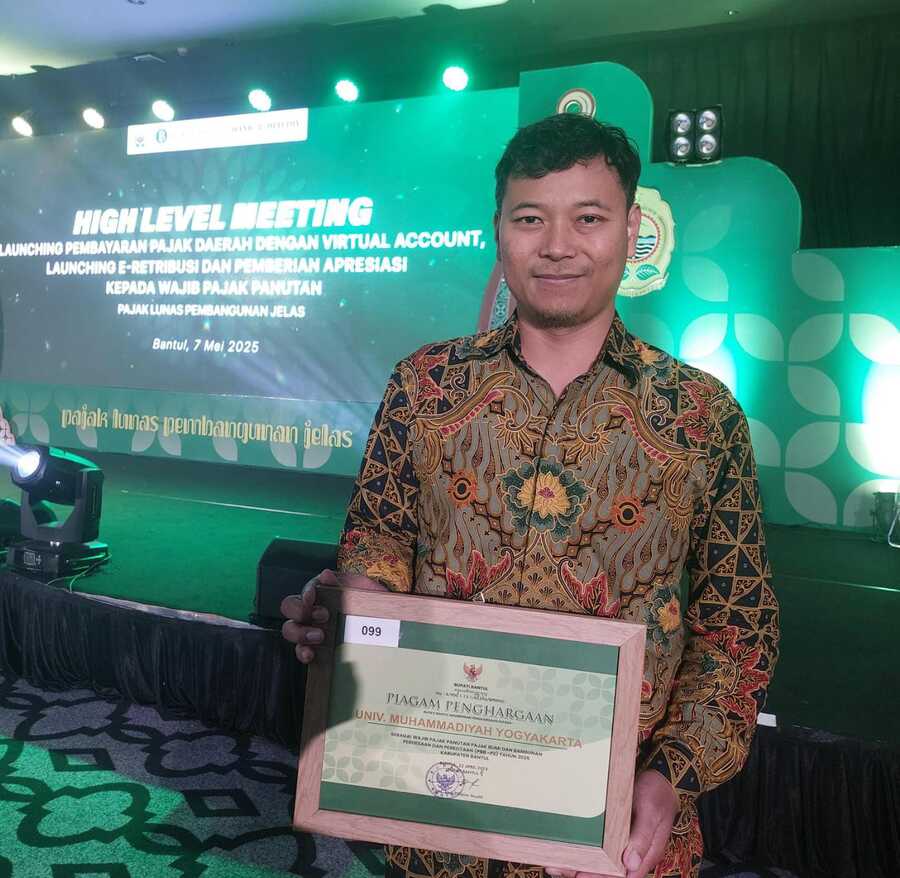 Kepala Subdirektorat Akuntansi dan Perpajakan UMY saat menerima penghargaan taat pajak