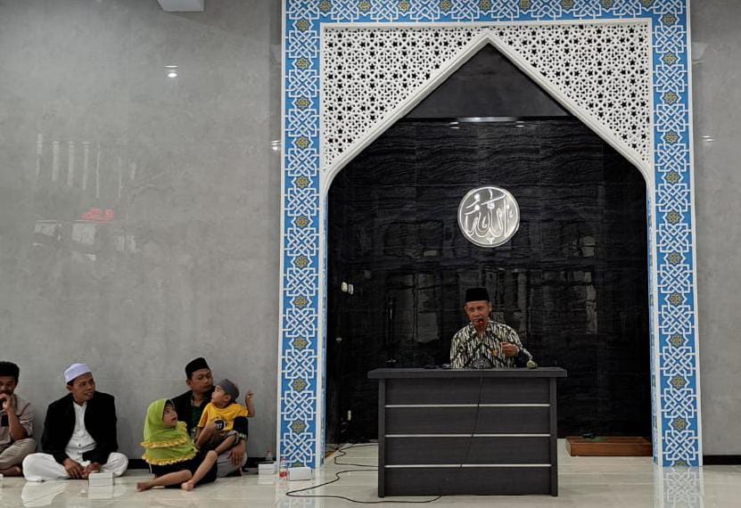 Guru Besar Pendidikan Bahasa Arab UMM Prof Dr Abdul Haris, MA memberikan pengajian menjelang Ramadhan di Masjid An-Nur Sumbersekar Dau, Kab. Malang (3/3).