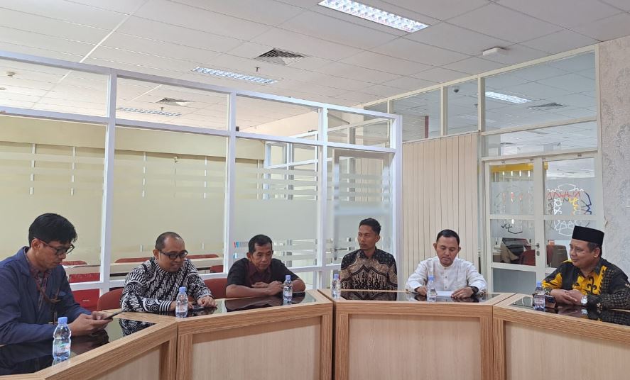 Wakil Rektor UAD Gatot Sugiharto didampingi manajemen UAD FC menerima kunjungan PDM BantulFoto Istimewa