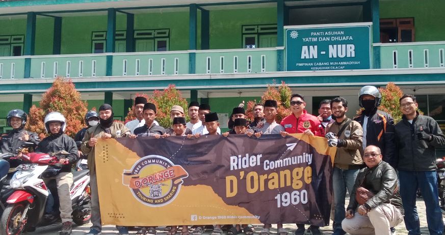 Foto Bersama - Anak - anak Panti Asuhan Yatim dan Dhuafa An Nur PCM Kesugihan foto bersama Rider Community D' Orange 1960.